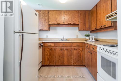 311 - 1102 Horseshoe Valley Road W, Oro-Medonte (Horseshoe Valley), ON - Indoor Photo Showing Kitchen