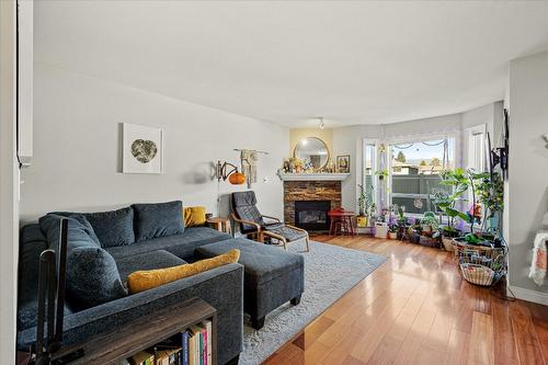 123-1120 Guisachan Road, Kelowna, BC - Indoor Photo Showing Living Room With Fireplace