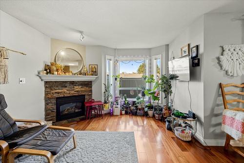 123-1120 Guisachan Road, Kelowna, BC - Indoor Photo Showing Living Room With Fireplace