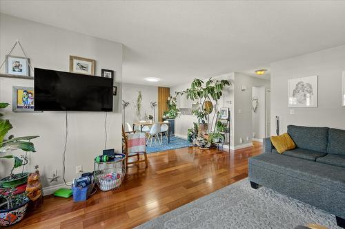 123-1120 Guisachan Road, Kelowna, BC - Indoor Photo Showing Living Room