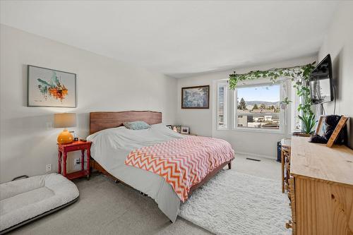 123-1120 Guisachan Road, Kelowna, BC - Indoor Photo Showing Bedroom