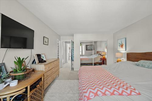 123-1120 Guisachan Road, Kelowna, BC - Indoor Photo Showing Bedroom