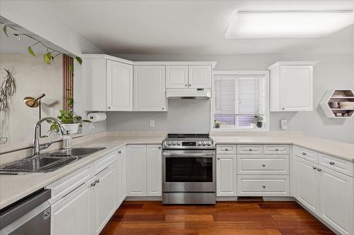 123-1120 Guisachan Road, Kelowna, BC - Indoor Photo Showing Kitchen