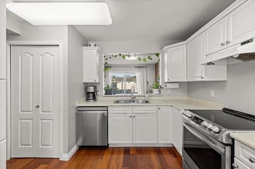 123-1120 Guisachan Road, Kelowna, BC - Indoor Photo Showing Kitchen With Double Sink