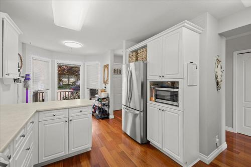 123-1120 Guisachan Road, Kelowna, BC - Indoor Photo Showing Kitchen