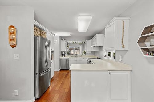 123-1120 Guisachan Road, Kelowna, BC - Indoor Photo Showing Kitchen