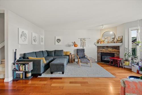 123-1120 Guisachan Road, Kelowna, BC - Indoor Photo Showing Living Room With Fireplace