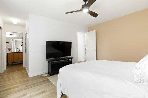 120-1255 Raymer Avenue, Kelowna, BC - Indoor Photo Showing Bedroom