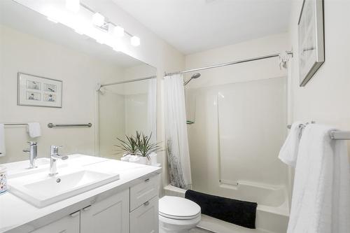 120-1255 Raymer Avenue, Kelowna, BC - Indoor Photo Showing Bathroom