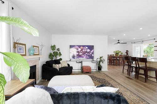 120-1255 Raymer Avenue, Kelowna, BC - Indoor Photo Showing Living Room With Fireplace