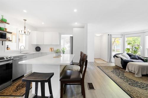 120-1255 Raymer Avenue, Kelowna, BC - Indoor Photo Showing Kitchen With Upgraded Kitchen