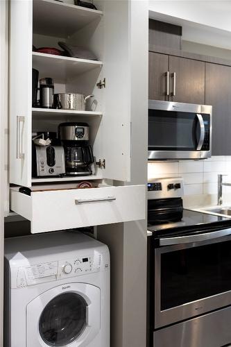 318-925 Leon Avenue, Kelowna, BC - Indoor Photo Showing Laundry Room