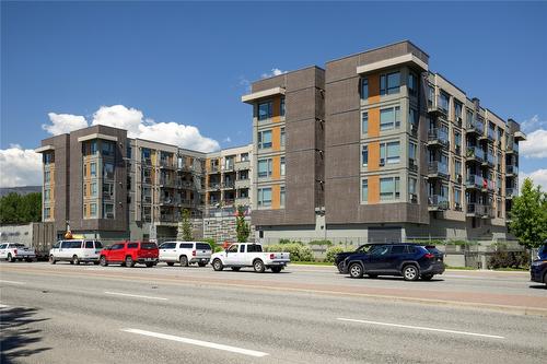 318-925 Leon Avenue, Kelowna, BC - Outdoor With Facade