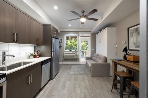 318-925 Leon Avenue, Kelowna, BC - Indoor Photo Showing Kitchen With Double Sink With Upgraded Kitchen