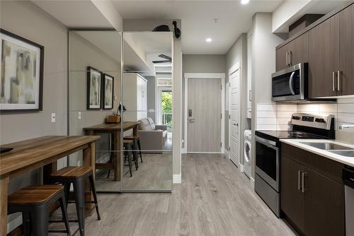 318-925 Leon Avenue, Kelowna, BC - Indoor Photo Showing Kitchen With Double Sink