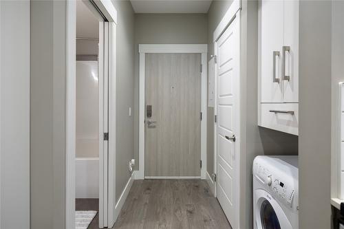 318-925 Leon Avenue, Kelowna, BC - Indoor Photo Showing Laundry Room