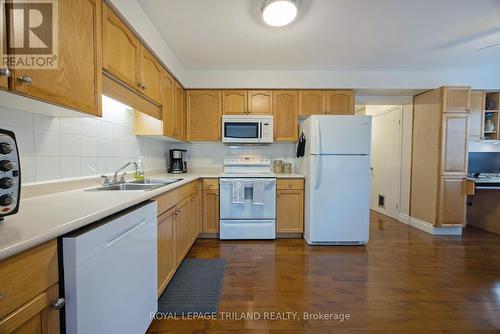 1890 Bloom Crescent, London, ON - Indoor Photo Showing Kitchen With Double Sink