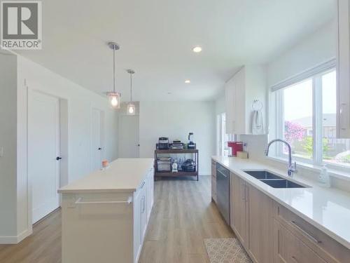 104-7440 Nootka Street, Powell River, BC - Indoor Photo Showing Kitchen With Double Sink With Upgraded Kitchen