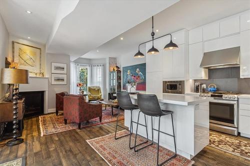 109 Ontario Avenue, Hamilton, ON - Indoor Photo Showing Kitchen With Upgraded Kitchen