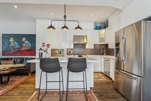 109 Ontario Avenue, Hamilton, ON - Indoor Photo Showing Kitchen With Upgraded Kitchen