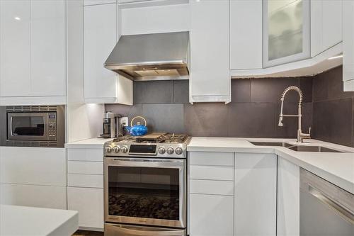 109 Ontario Avenue, Hamilton, ON - Indoor Photo Showing Kitchen With Double Sink With Upgraded Kitchen