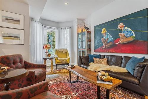 109 Ontario Avenue, Hamilton, ON - Indoor Photo Showing Living Room