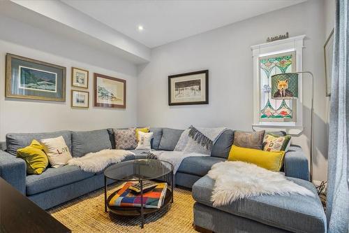 109 Ontario Avenue, Hamilton, ON - Indoor Photo Showing Living Room