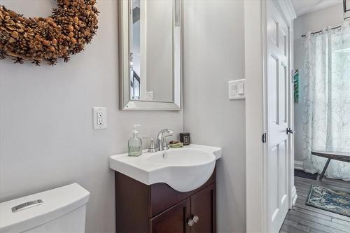 109 Ontario Avenue, Hamilton, ON - Indoor Photo Showing Bathroom