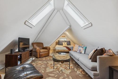 109 Ontario Avenue, Hamilton, ON - Indoor Photo Showing Living Room