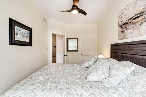 19 Tallforest Trail, Glanbrook, ON - Indoor Photo Showing Bedroom