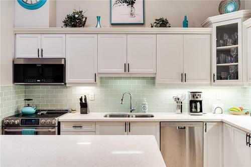 19 Tallforest Trail, Glanbrook, ON - Indoor Photo Showing Kitchen With Double Sink With Upgraded Kitchen