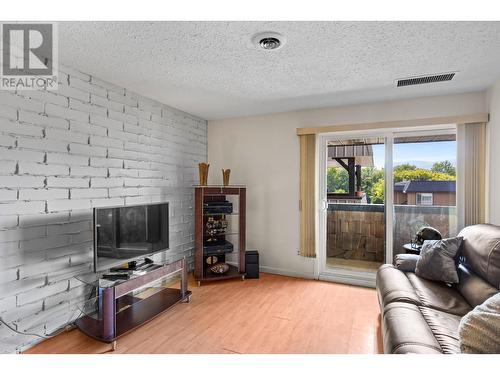 1665 Ufton Court Unit# 228, Kelowna, BC - Indoor Photo Showing Living Room