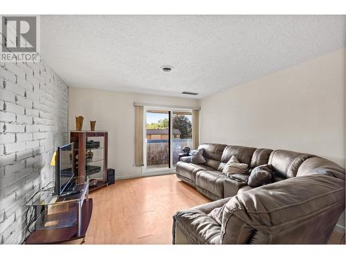 1665 Ufton Court Unit# 228, Kelowna, BC - Indoor Photo Showing Living Room