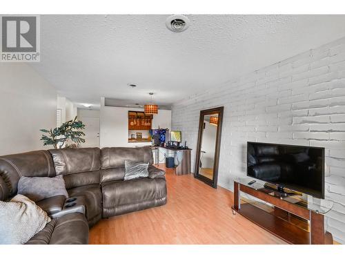 1665 Ufton Court Unit# 228, Kelowna, BC - Indoor Photo Showing Living Room