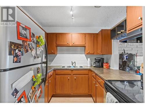 1665 Ufton Court Unit# 228, Kelowna, BC - Indoor Photo Showing Kitchen With Double Sink