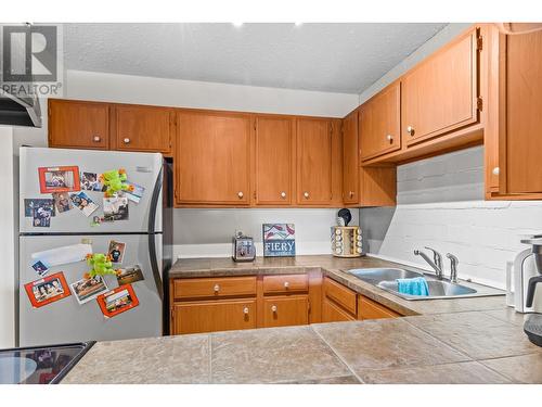 1665 Ufton Court Unit# 228, Kelowna, BC - Indoor Photo Showing Kitchen With Double Sink