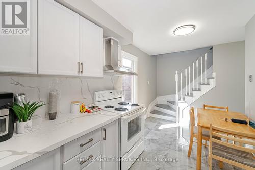 3524 Croatia Drive, Mississauga, ON - Indoor Photo Showing Kitchen