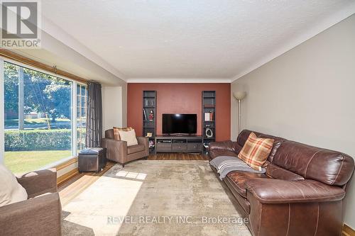 51 Aquadale Drive, St. Catharines, ON - Indoor Photo Showing Living Room