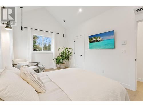 599 Sherwood Road, Kelowna, BC - Indoor Photo Showing Bedroom