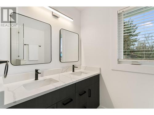 599 Sherwood Road, Kelowna, BC - Indoor Photo Showing Bathroom