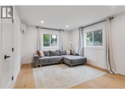 599 Sherwood Road, Kelowna, BC - Indoor Photo Showing Living Room