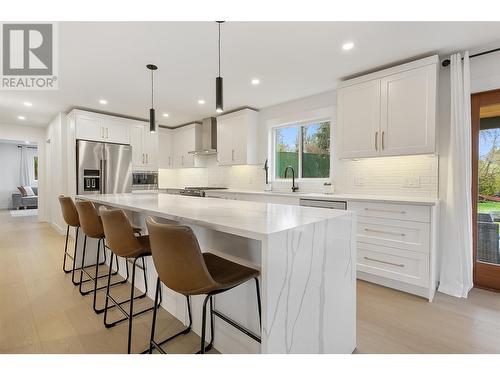 599 Sherwood Road, Kelowna, BC - Indoor Photo Showing Kitchen With Stainless Steel Kitchen With Upgraded Kitchen