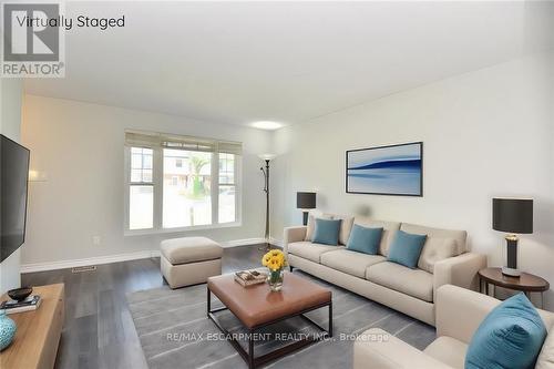 249 St Andrews Drive, Hamilton, ON - Indoor Photo Showing Living Room