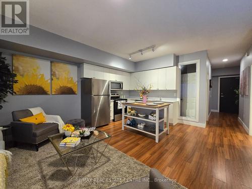 318 - 1 Wellington Street, Brantford, ON - Indoor Photo Showing Kitchen