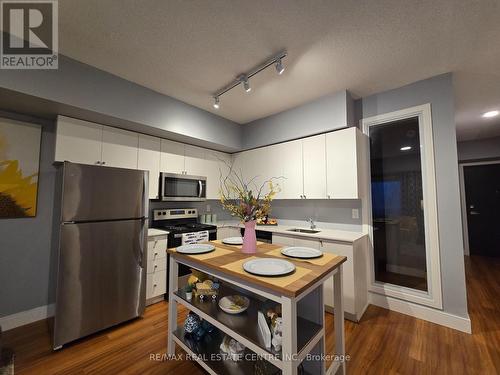 318 - 1 Wellington Street, Brantford, ON - Indoor Photo Showing Kitchen