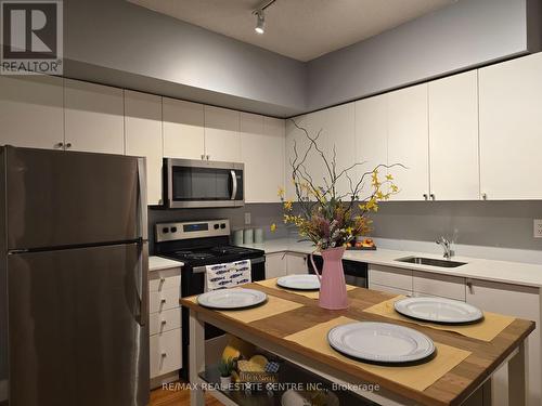 318 - 1 Wellington Street, Brantford, ON - Indoor Photo Showing Kitchen