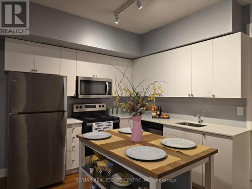 318 - 1 Wellington Street, Brantford, ON - Indoor Photo Showing Kitchen