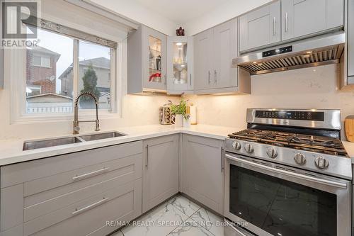 6 Flatfield Way, Brampton, ON - Indoor Photo Showing Kitchen With Double Sink With Upgraded Kitchen