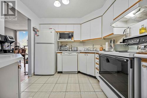 409 - 61 Markbrook Lane, Toronto, ON - Indoor Photo Showing Kitchen