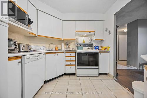 409 - 61 Markbrook Lane, Toronto, ON - Indoor Photo Showing Kitchen